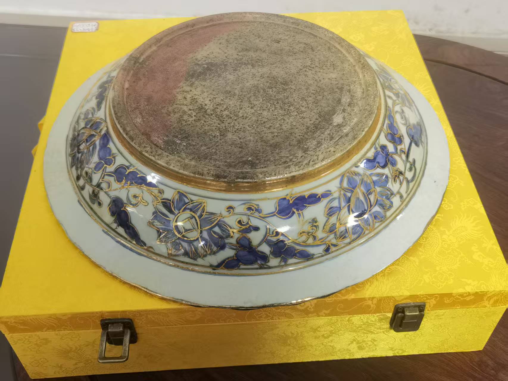 宣德年制《青花五彩龙纹描金盆》