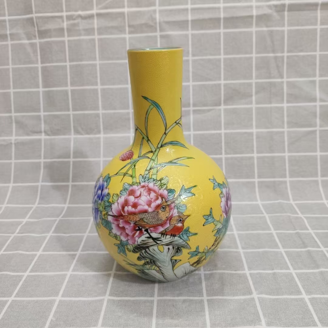 乾隆年制《黄地轧道粉彩花鸟纹天球瓶》-嘉城艺术交易平台