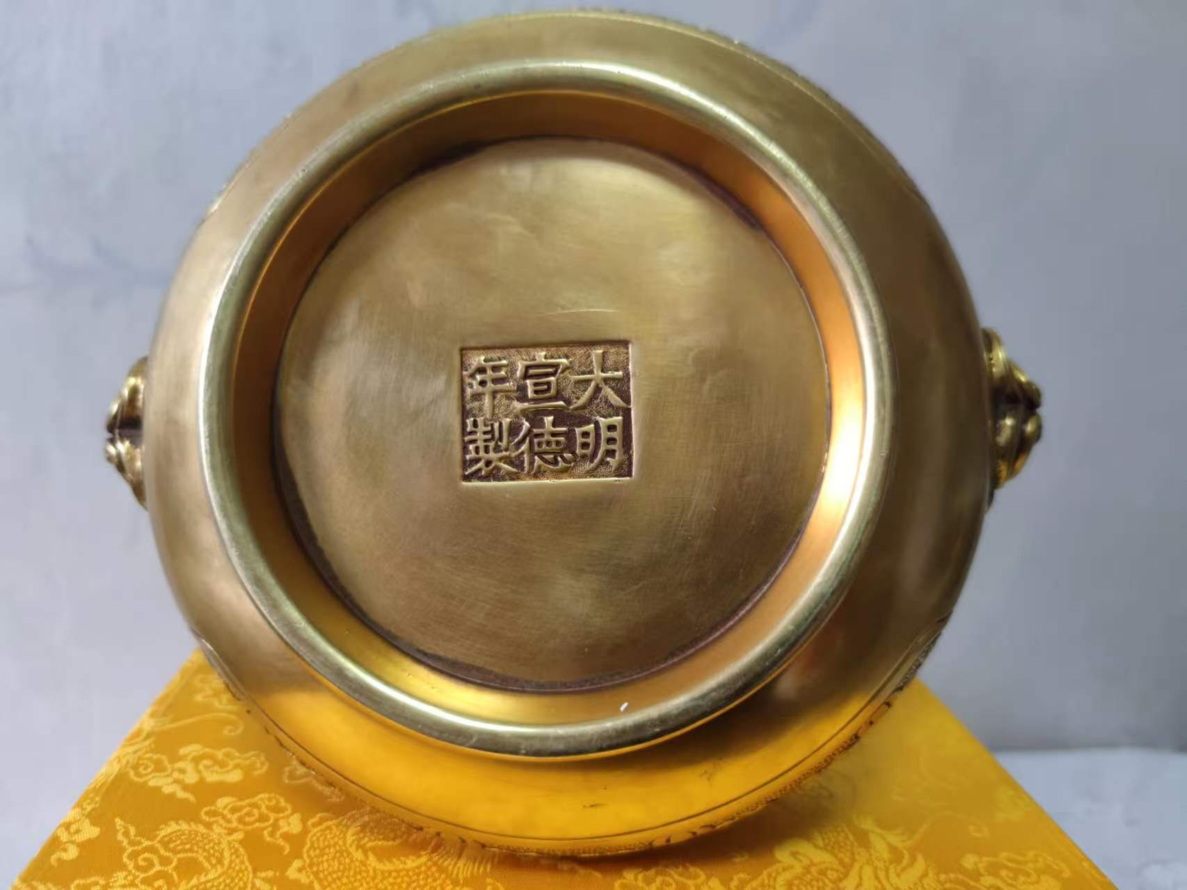 宣德年制《吉祥八宝狮耳铜香炉》