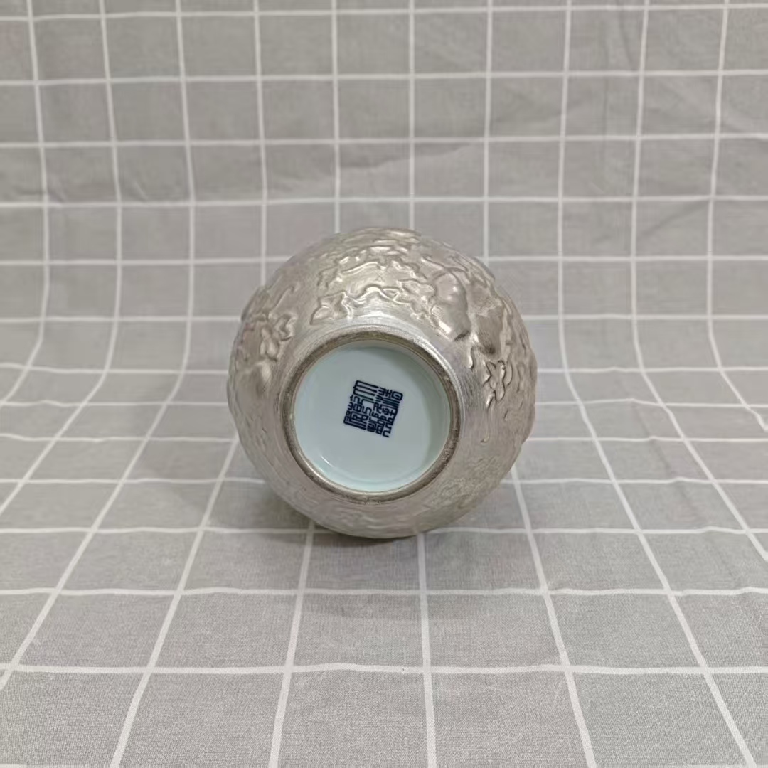 乾隆年制《银釉肌理纹葫芦瓶》