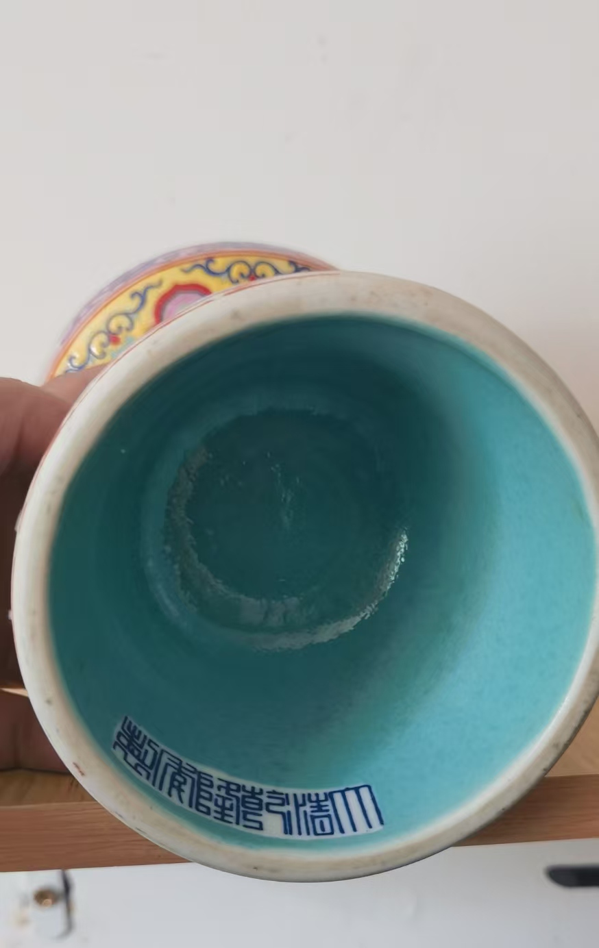 乾隆年制《粉彩缠枝寿字龙纹烛台》