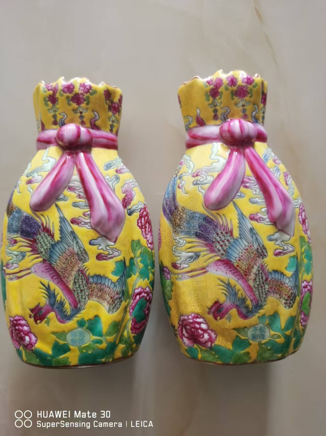 雍正年制《粉彩黄地凤穿牡丹包袱瓶》一对-嘉城艺术交易平台