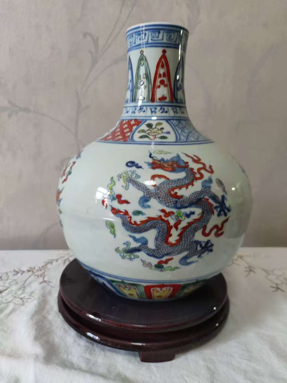 成化年制《斗彩龙纹胆瓶瓶》-嘉城艺术交易平台
