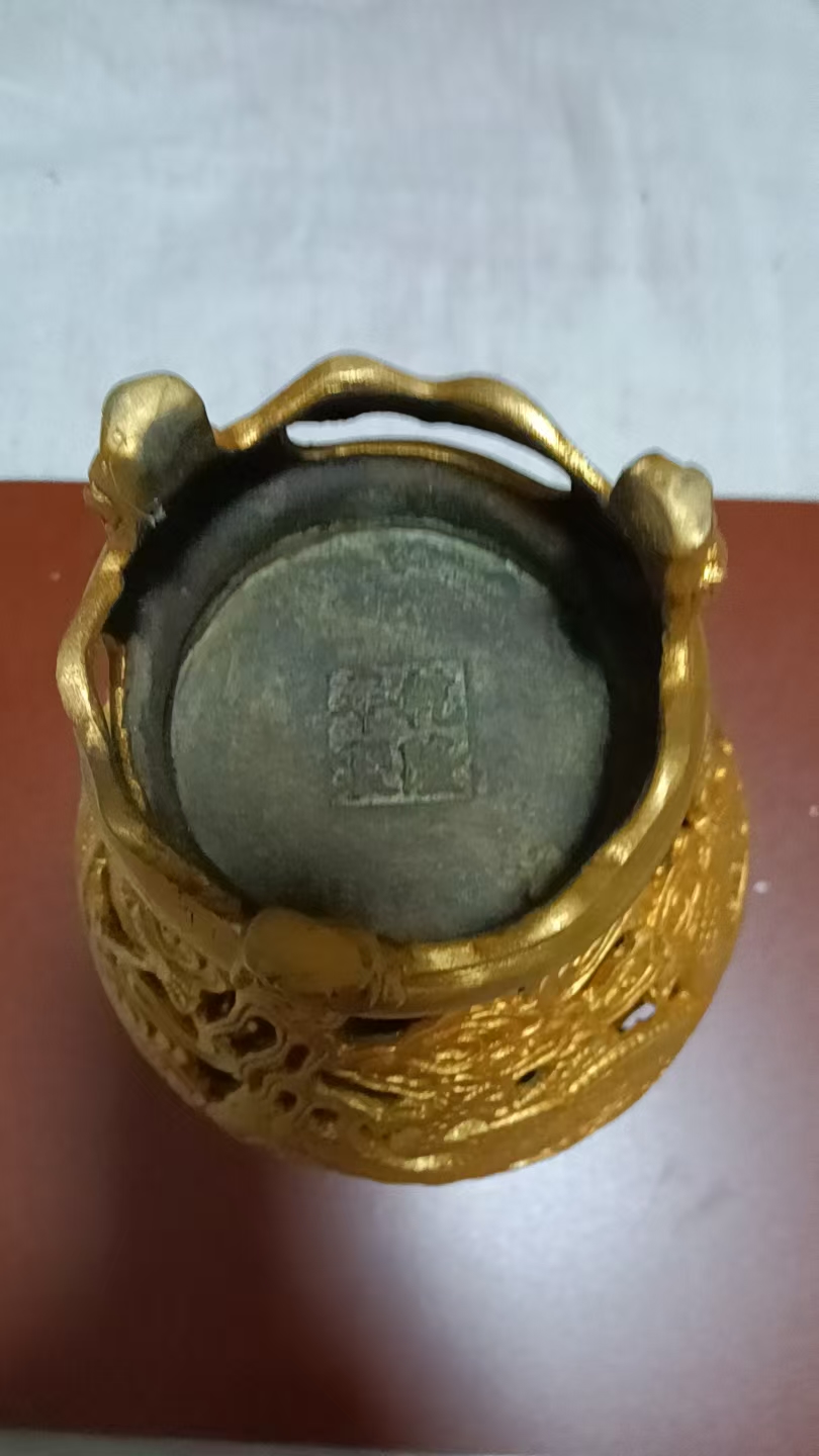 乾隆年制《铜鎏金镂空凤纹花觚》