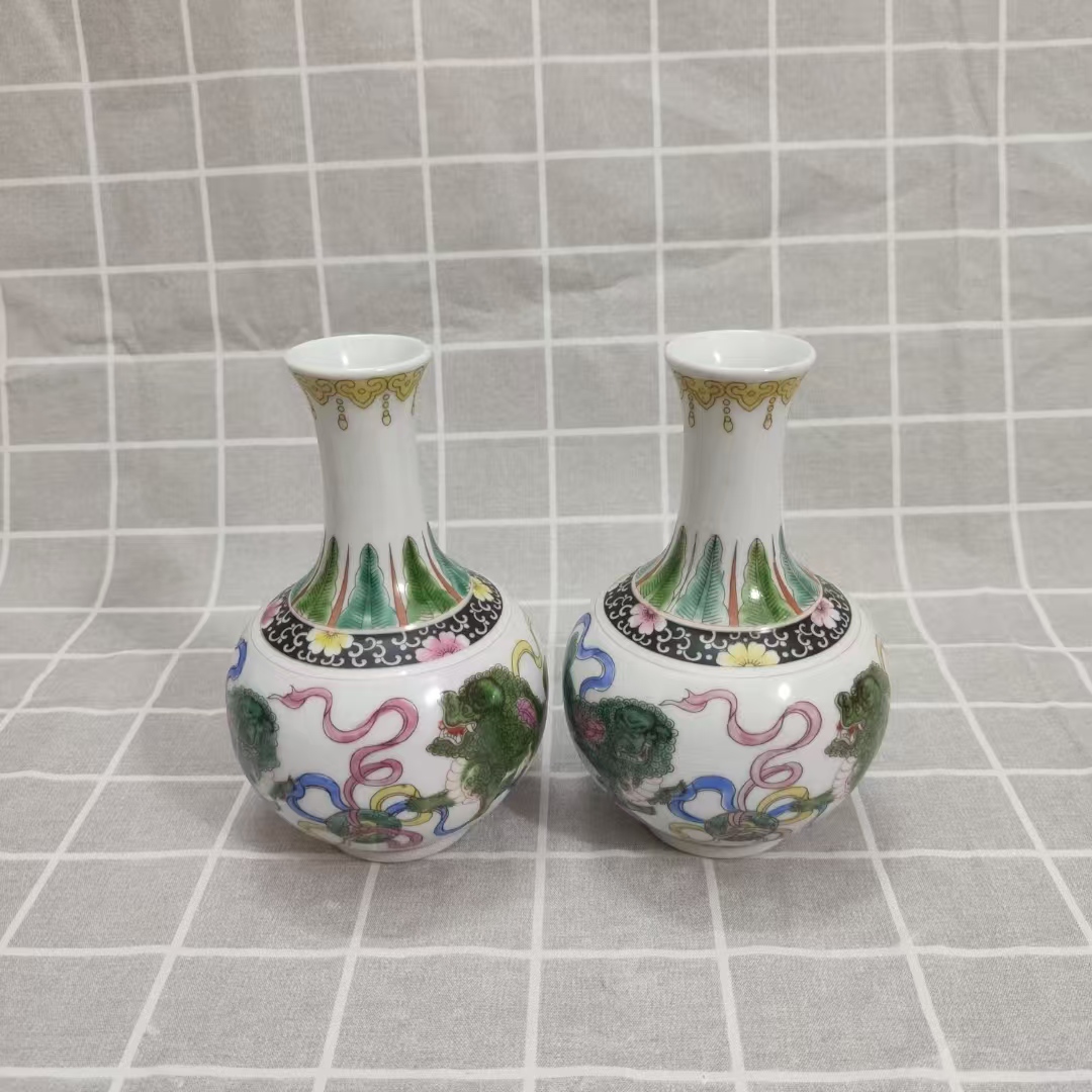 乾隆年制《粉彩狮子纹天球瓶》一对