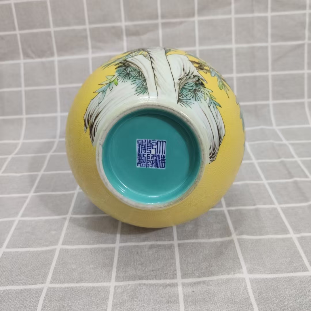 乾隆年制《黄地轧道粉彩花鸟纹天球瓶》