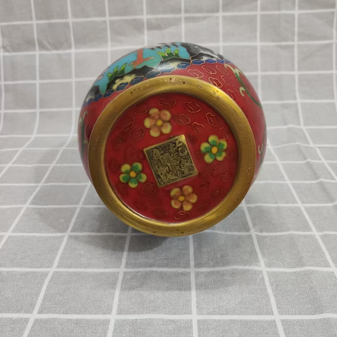 乾隆年制《铜胎掐丝珐琅蒜头瓶》