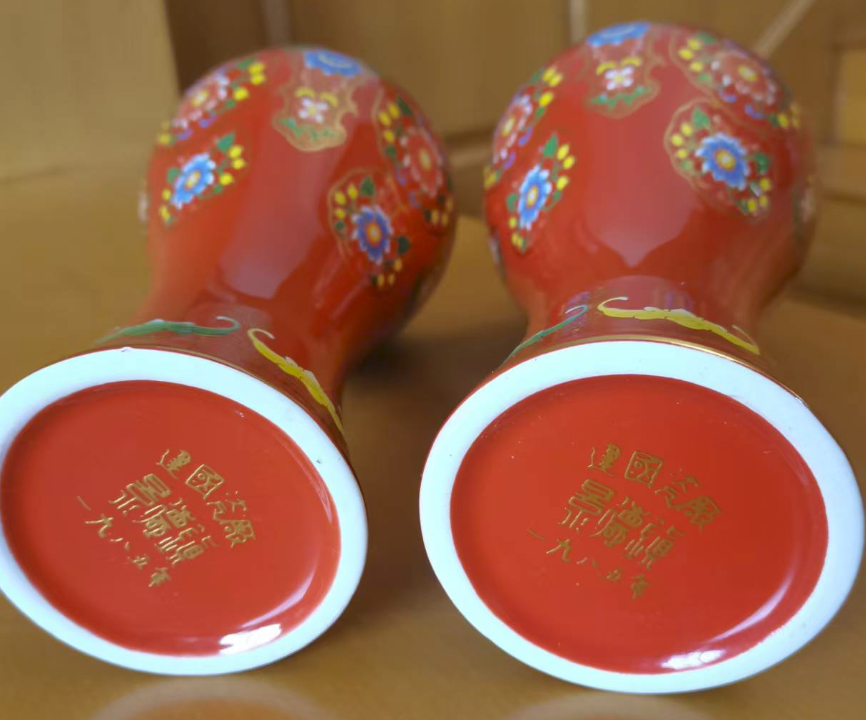 景德镇制《红地珐琅彩缠枝莲纹梅瓶》一对