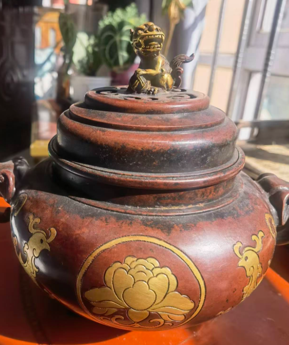 宣德年制《铜鎏金狮钮牡丹纹兽耳熏炉》-嘉城艺术交易平台