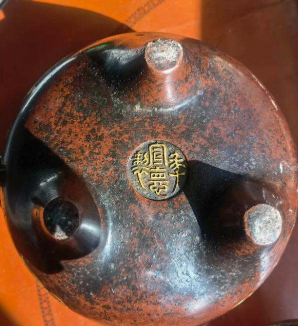 宣德年制《铜鎏金狮钮牡丹纹兽耳熏炉》