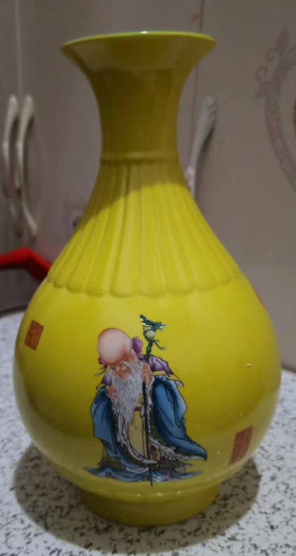 乾隆年制《黄釉粉彩寿星纹玉壶春瓶》