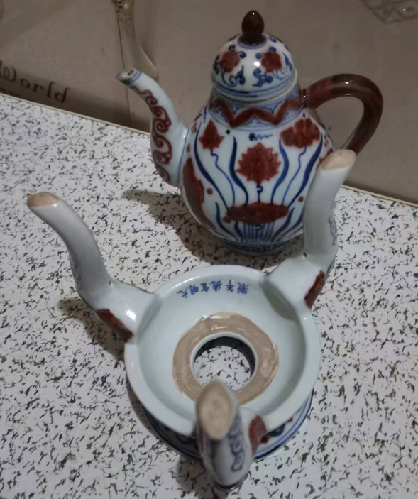 宣德年制《青花釉里红鱼藻纹梨形壶》（带三足承盘）