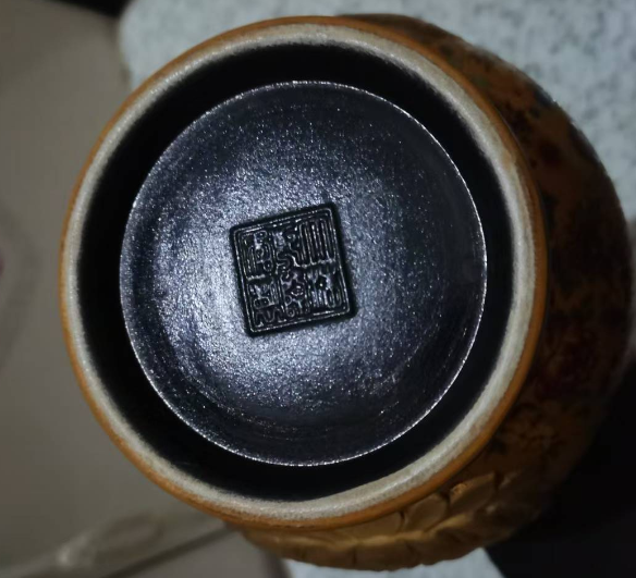 乾隆年制《金地粉彩开光浮雕释迦牟尼佛纹瓶》