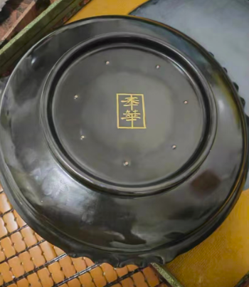 宋代奉华款《乌金釉描金婴戏图花口盘》