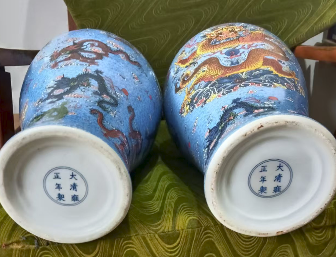 雍正年制《蓝地粉彩百龙纹鱼尾瓶》一对