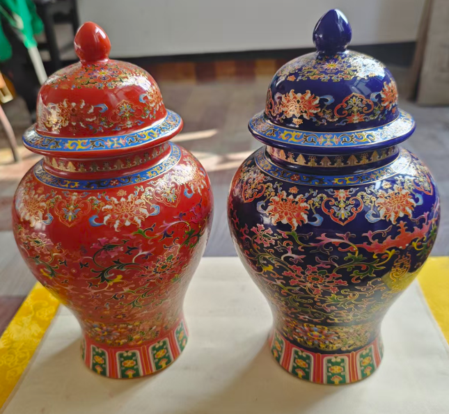 朱红《缠枝花卉纹将军对罐》-嘉城艺术交易平台