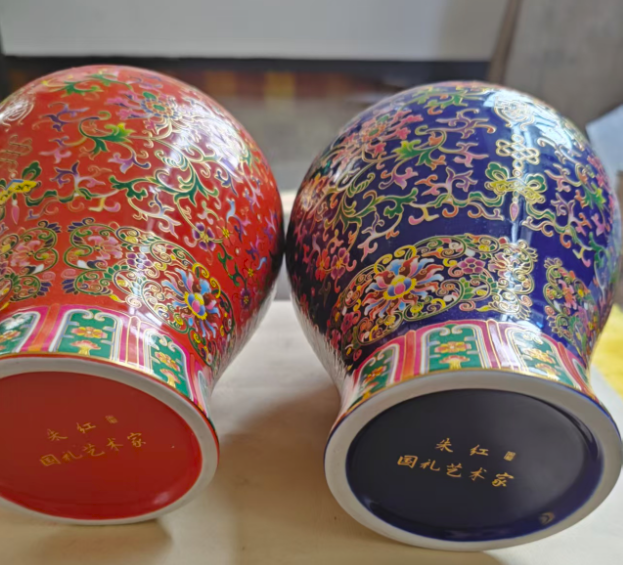 朱红《缠枝花卉纹将军对罐》