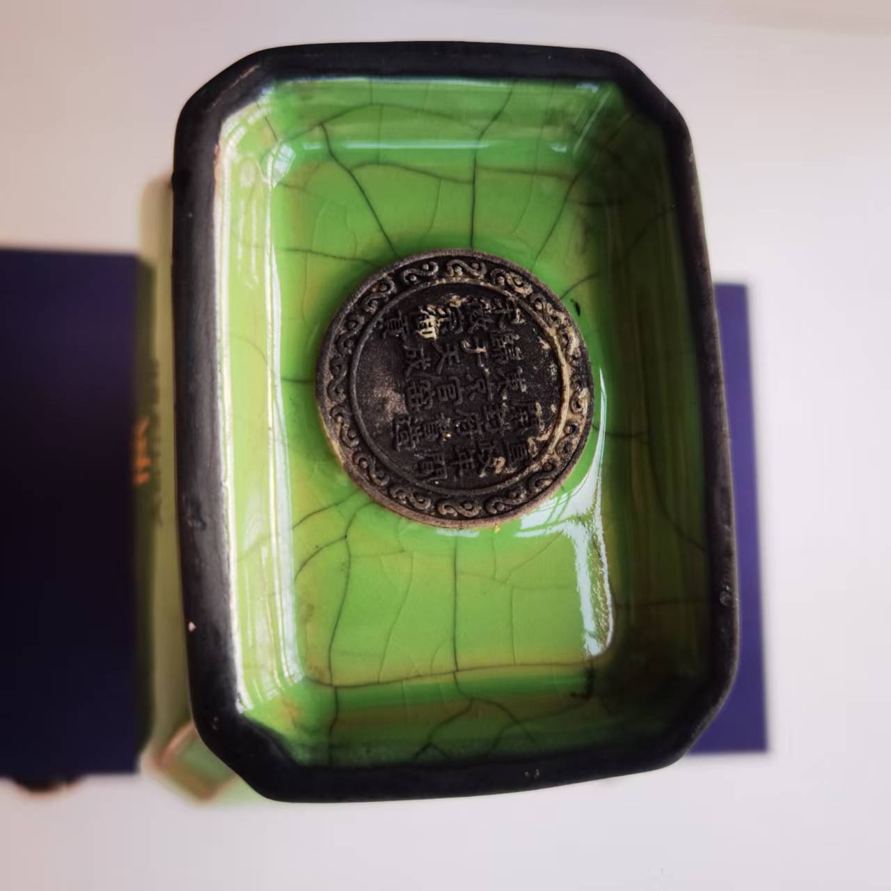 宋徽宗《绿釉开片描金龙纹双耳瓶》