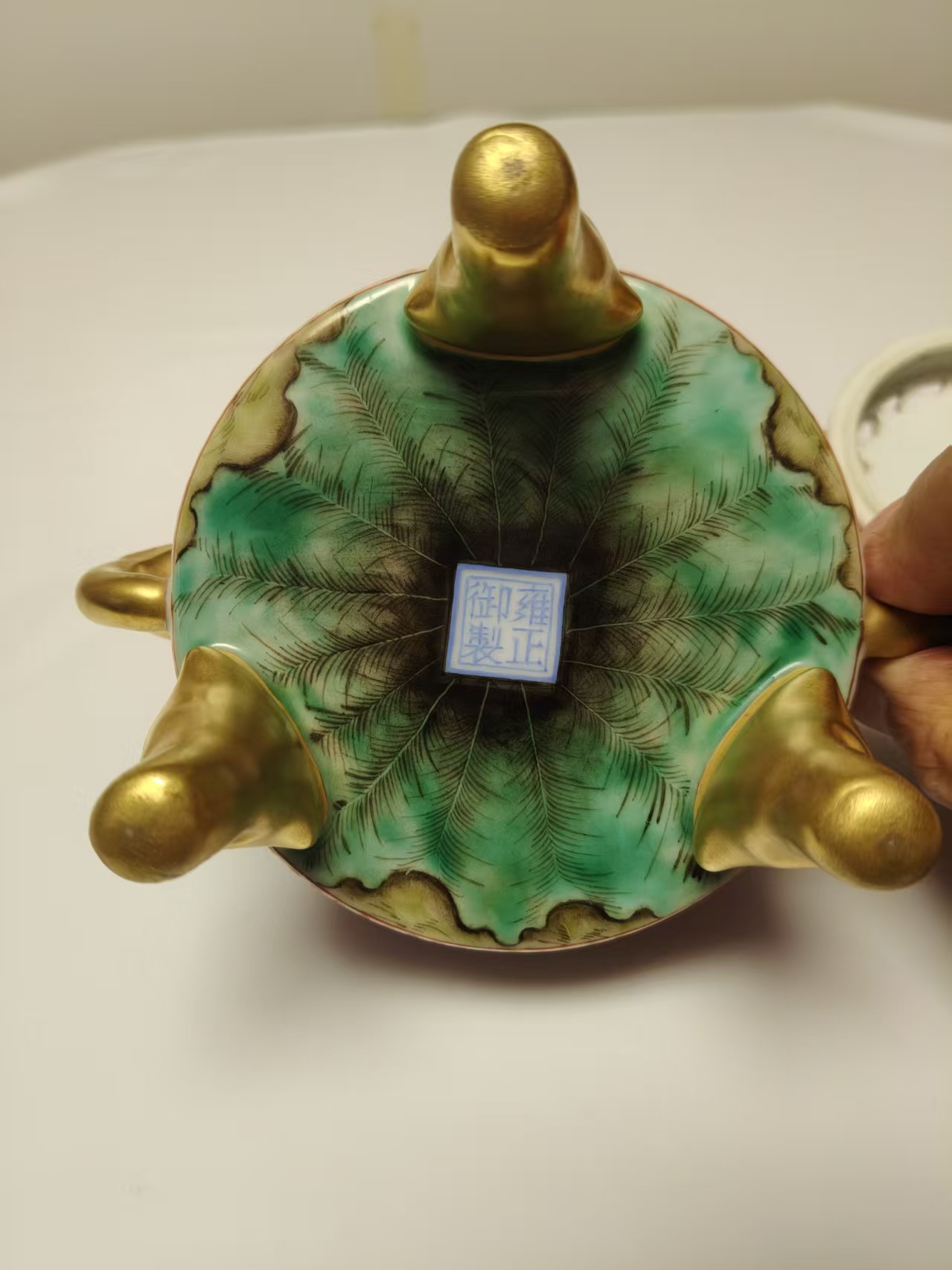 雍正年制《珐琅彩莲花双瑞兽耳鎏金熏香炉》