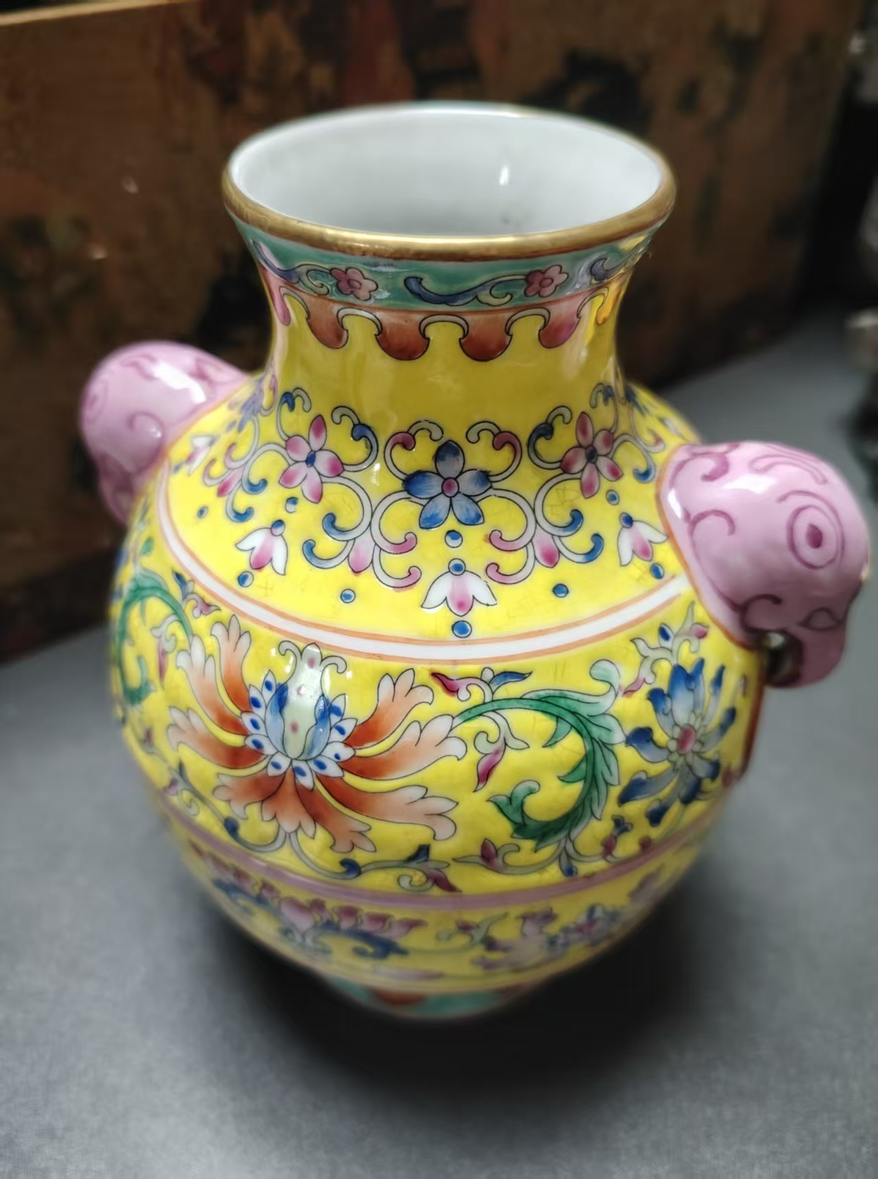 乾隆年制《黄地粉彩缠枝花卉象耳瓶》-嘉城艺术交易平台