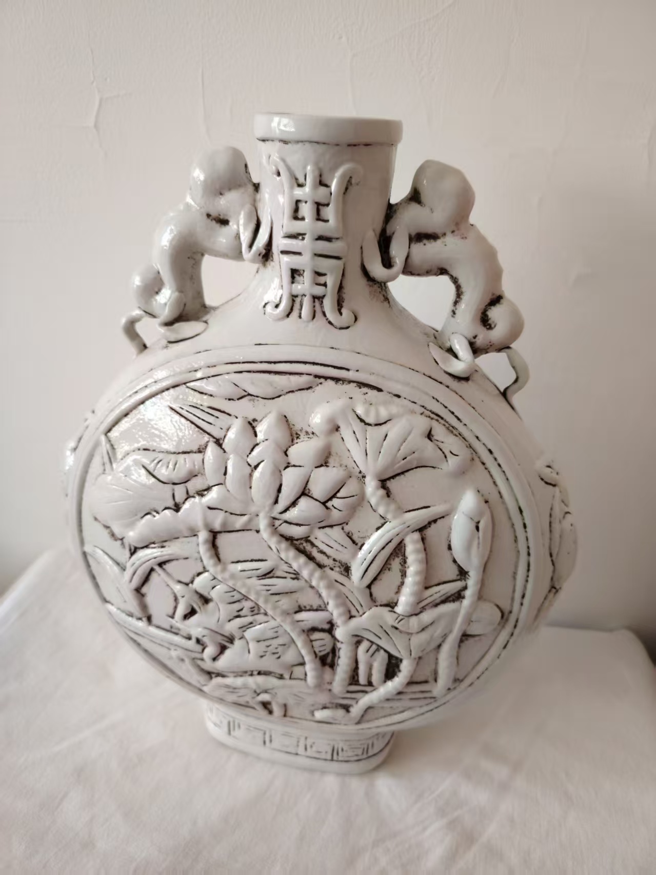 王炳荣《白釉雕瓷抱月瓶》-嘉城艺术交易平台