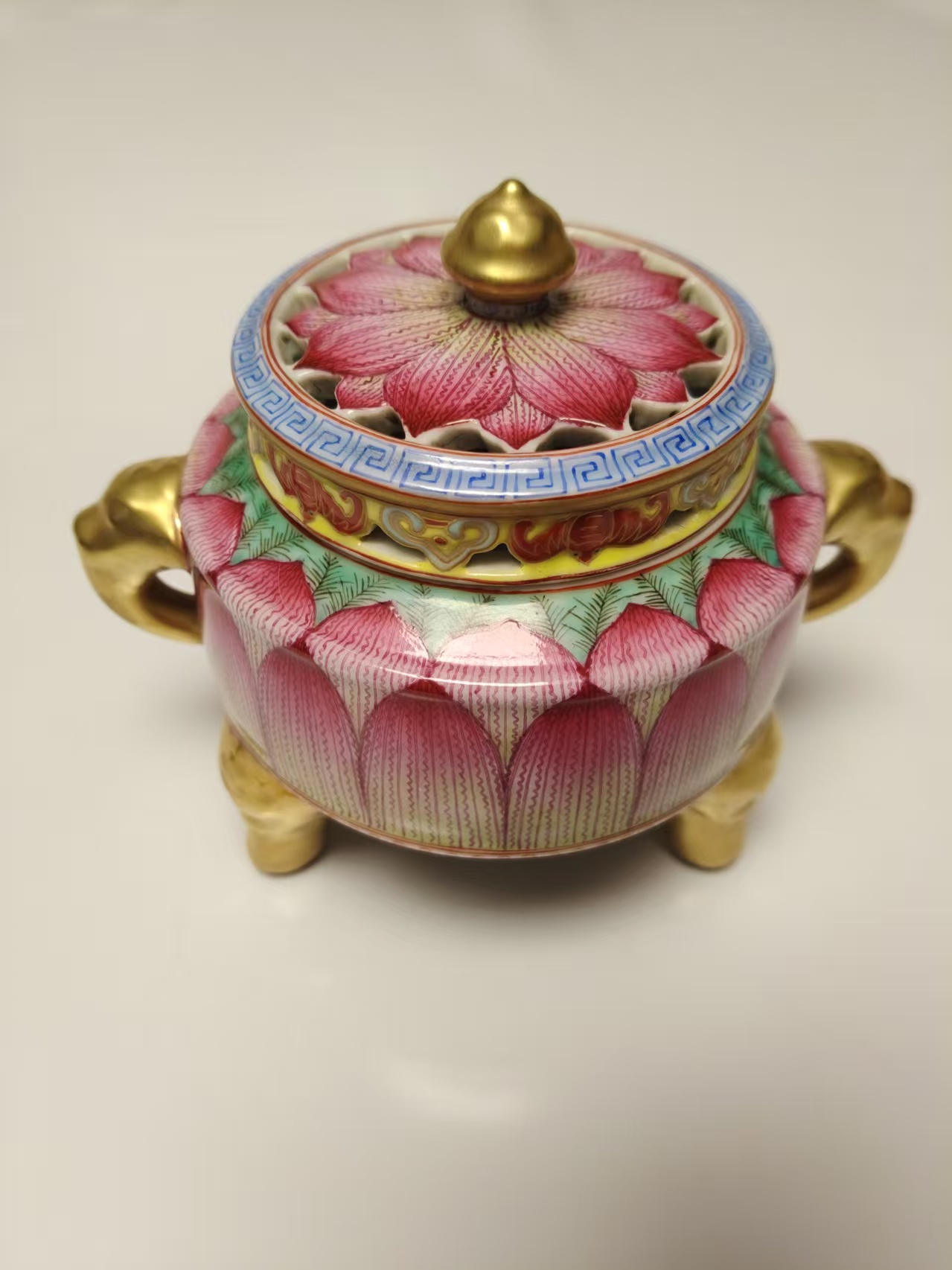 雍正年制《珐琅彩莲花双瑞兽耳鎏金熏香炉》-嘉城艺术交易平台