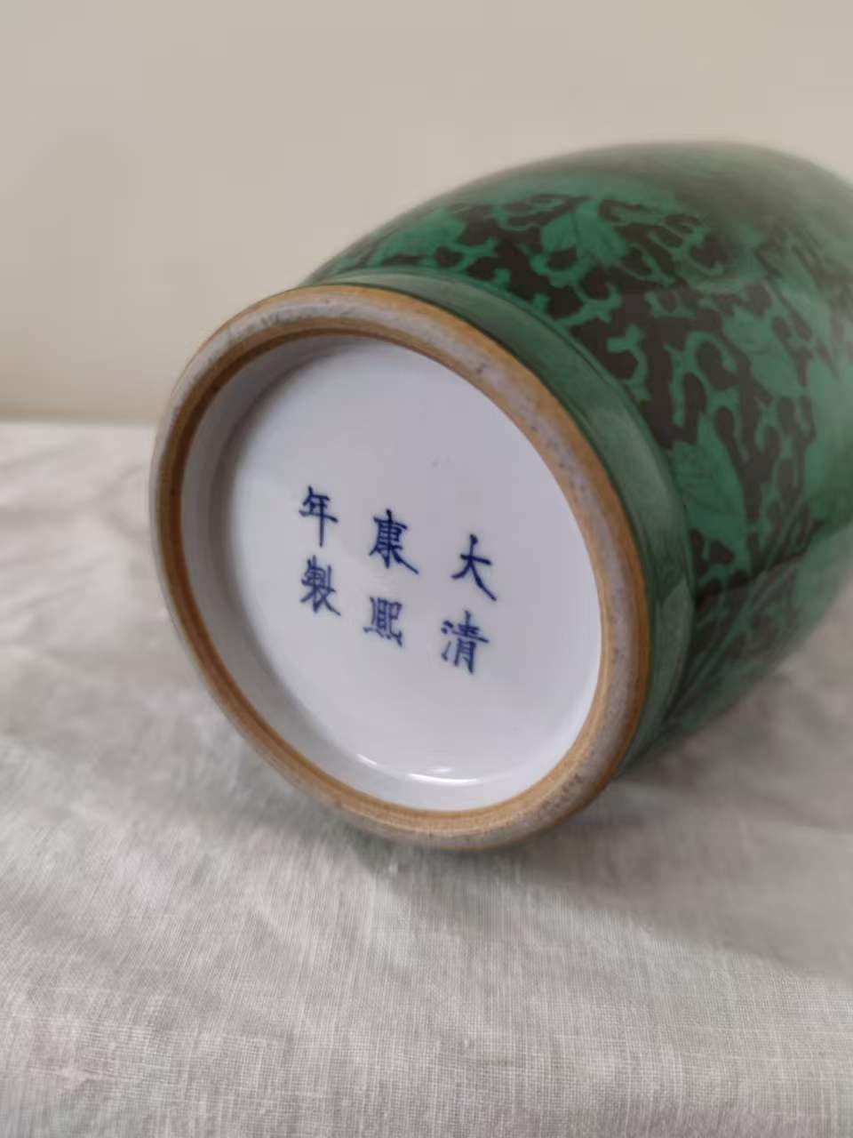 康熙年制《黑地绿彩缠枝花卉纹象腿瓶》