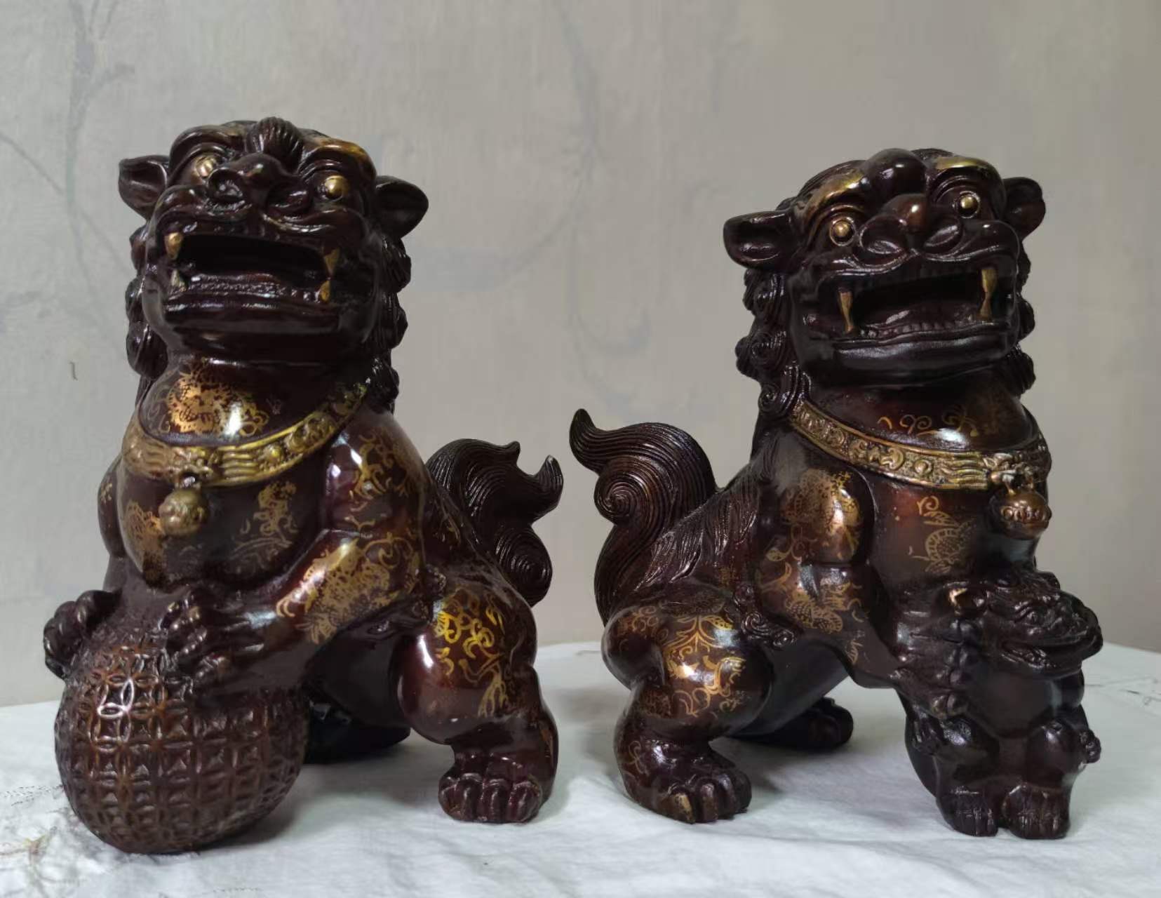 乾隆年制《铜胎描金太狮少狮摆件》