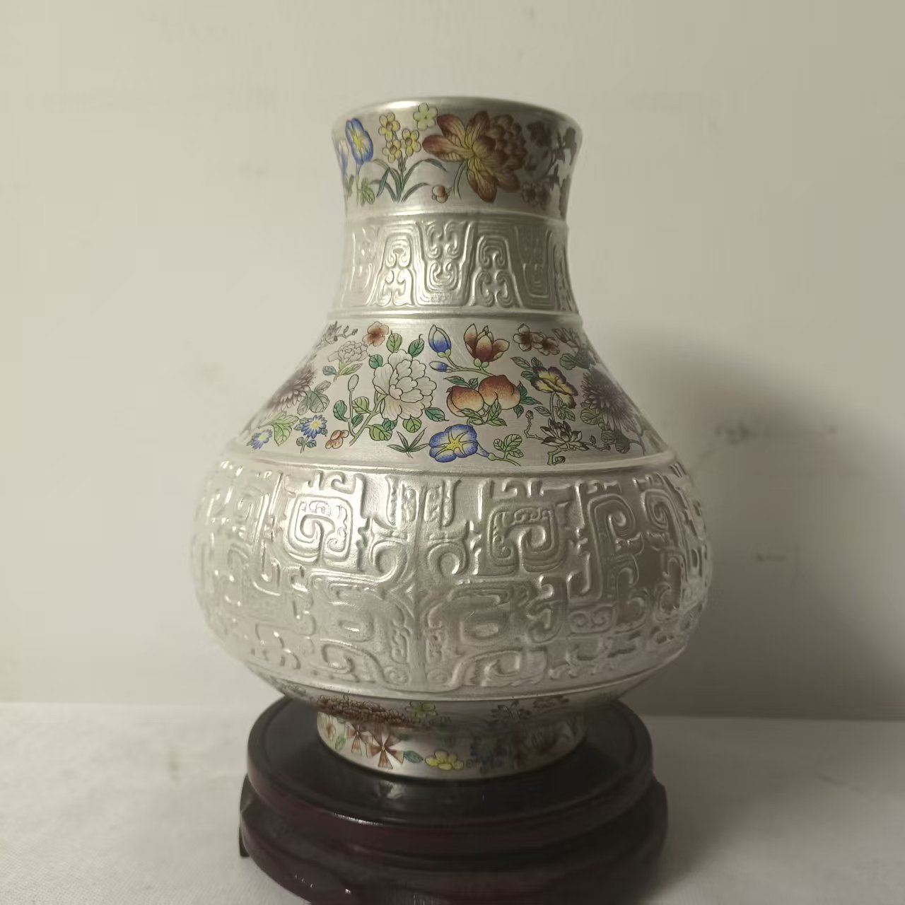 乾隆年制《银包瓷仿青铜器纹饰粉色花卉罐》-嘉城艺术交易平台