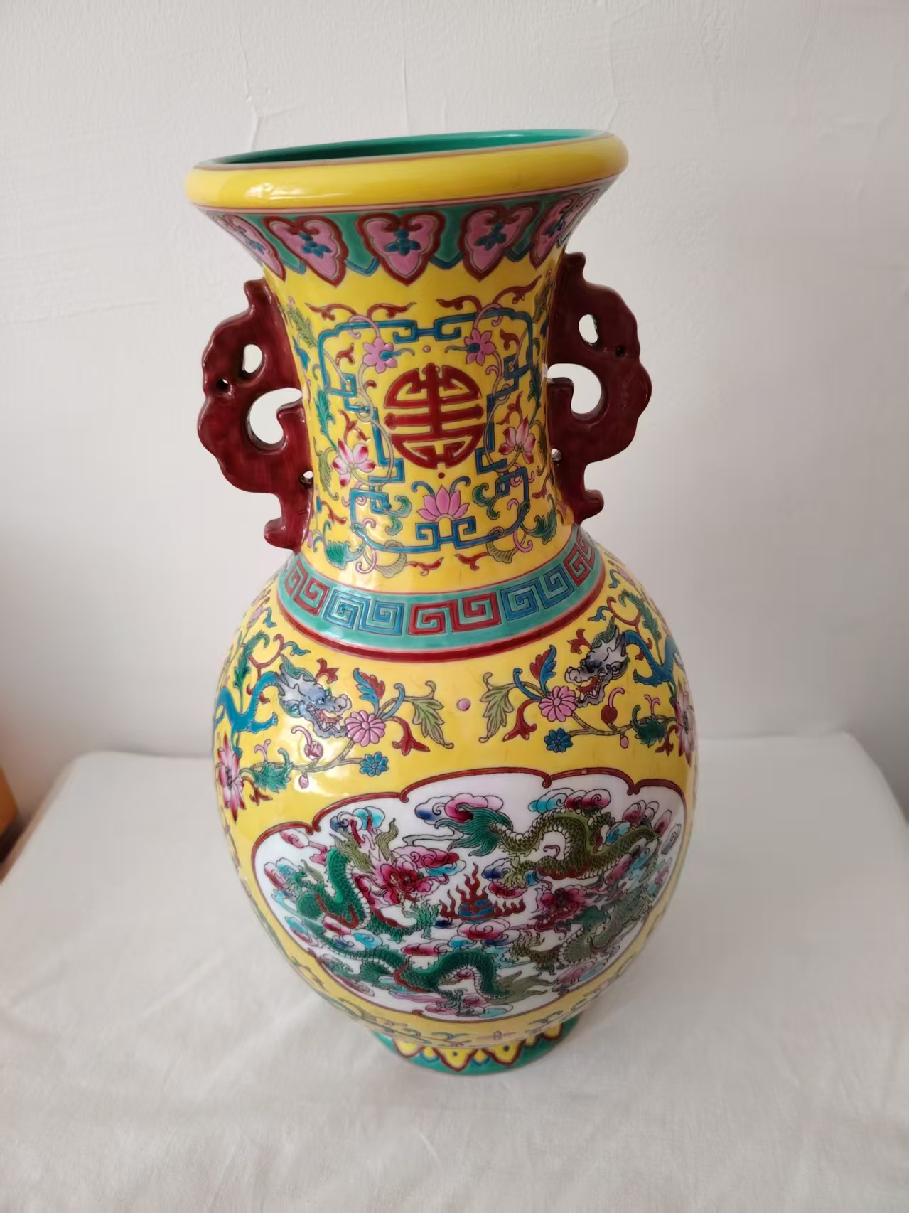 雍正年制《黄地粉彩开窗龙纹双耳瓶》-嘉城艺术交易平台