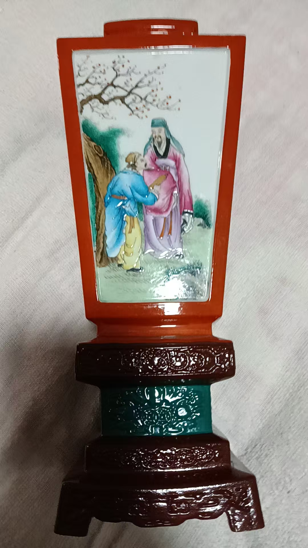 乾隆年制《红地开光人物故事纹方瓶》-嘉城艺术交易平台