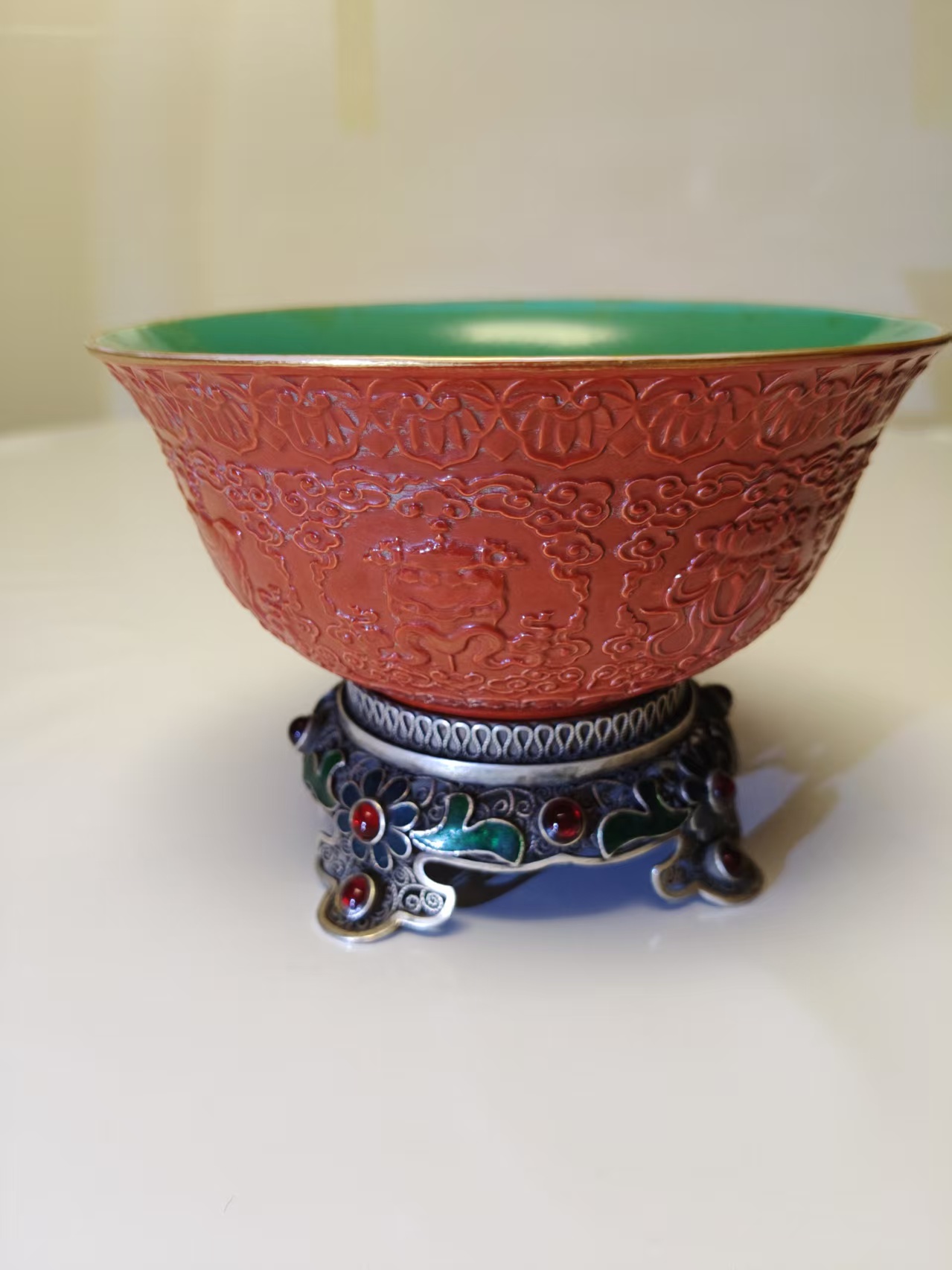 乾隆年制《八宝纹红釉内松石绿釉雕刻纹花丝景泰蓝座碗》-嘉城艺术交易平台