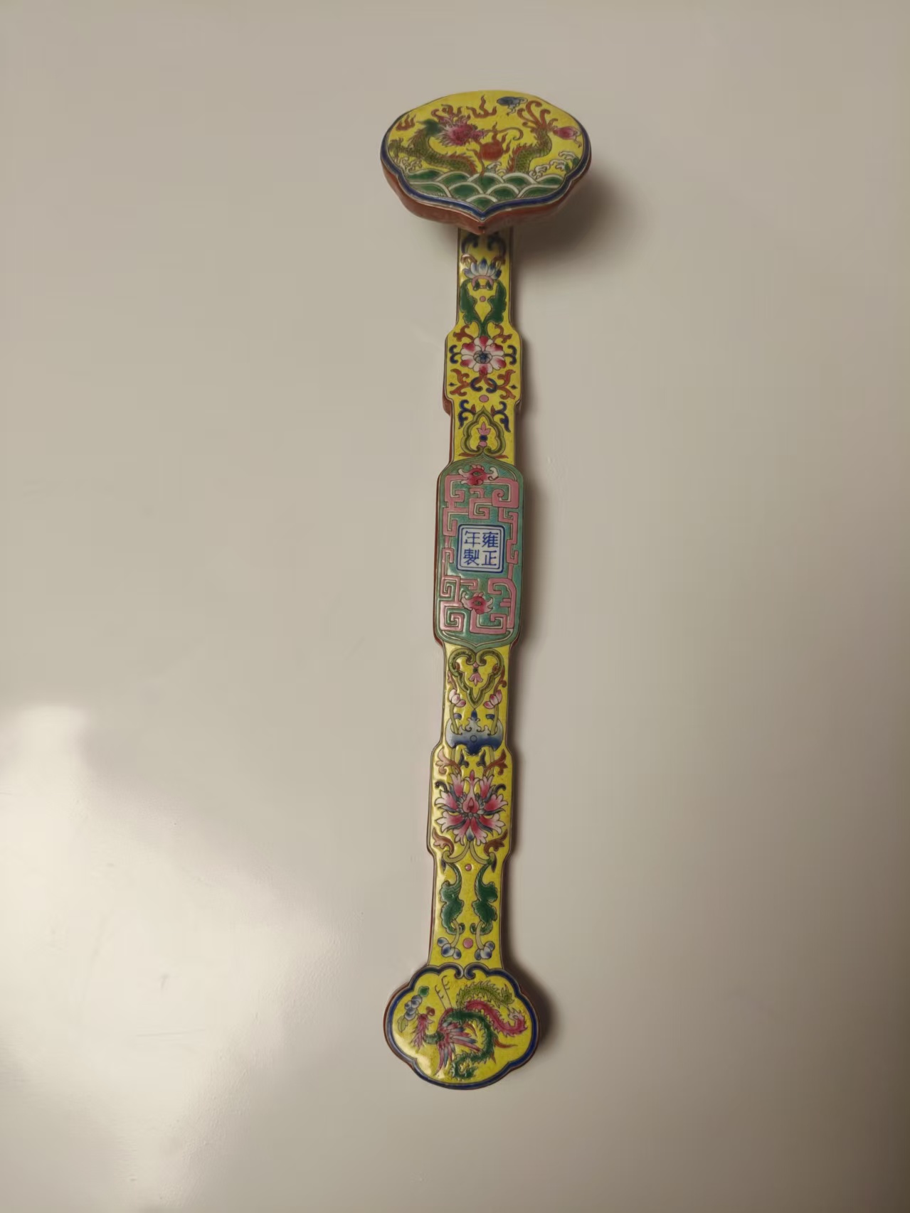 雍正年制《珐琅彩缠枝莲龙凤纹如意》-嘉城艺术交易平台