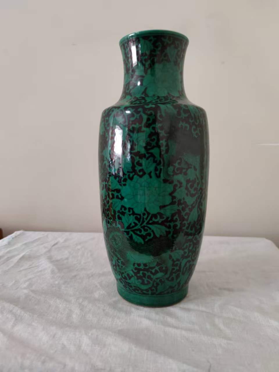 康熙年制《黑地绿彩缠枝花卉纹象腿瓶》-嘉城艺术交易平台