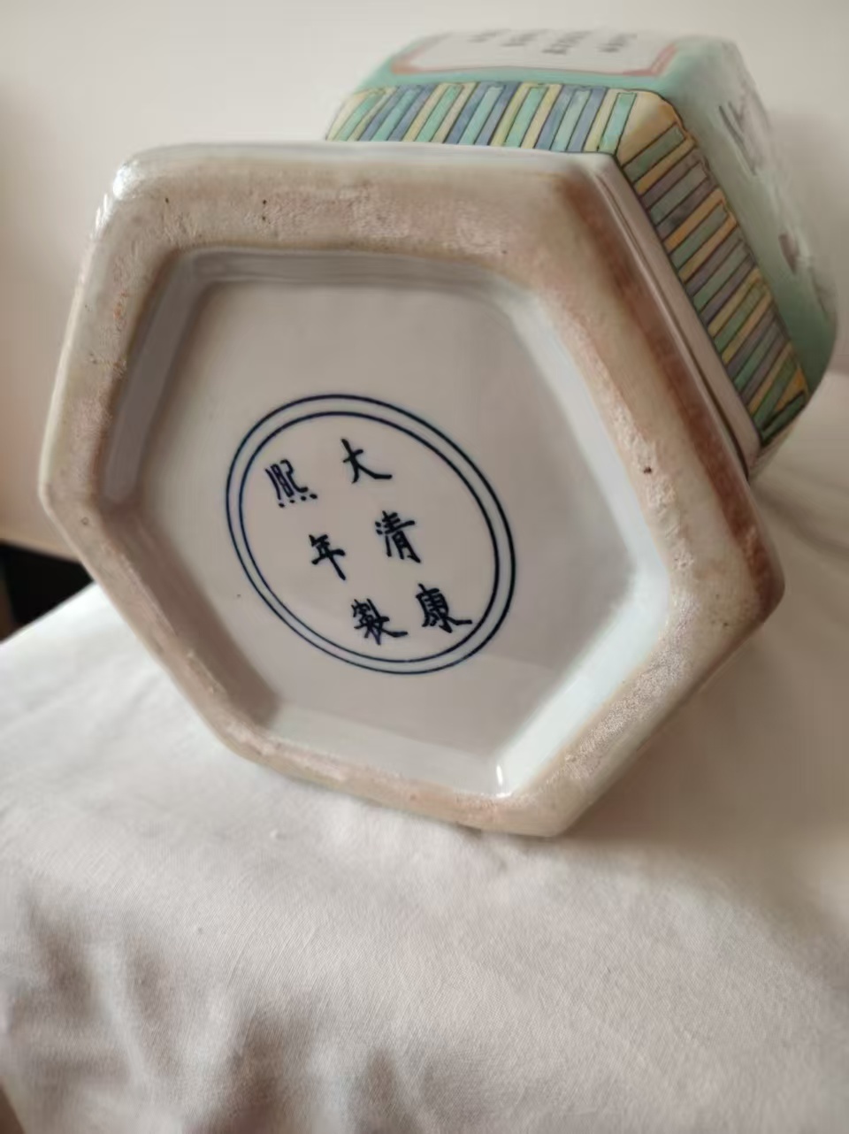 康熙年制《五彩人物纹六角瓶》