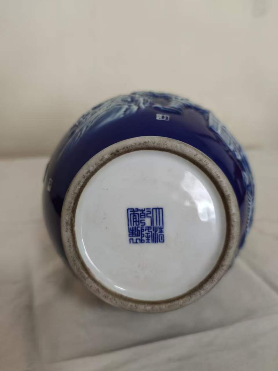 乾隆年制《蓝釉浮雕《西游记》故事纹葫芦瓶》