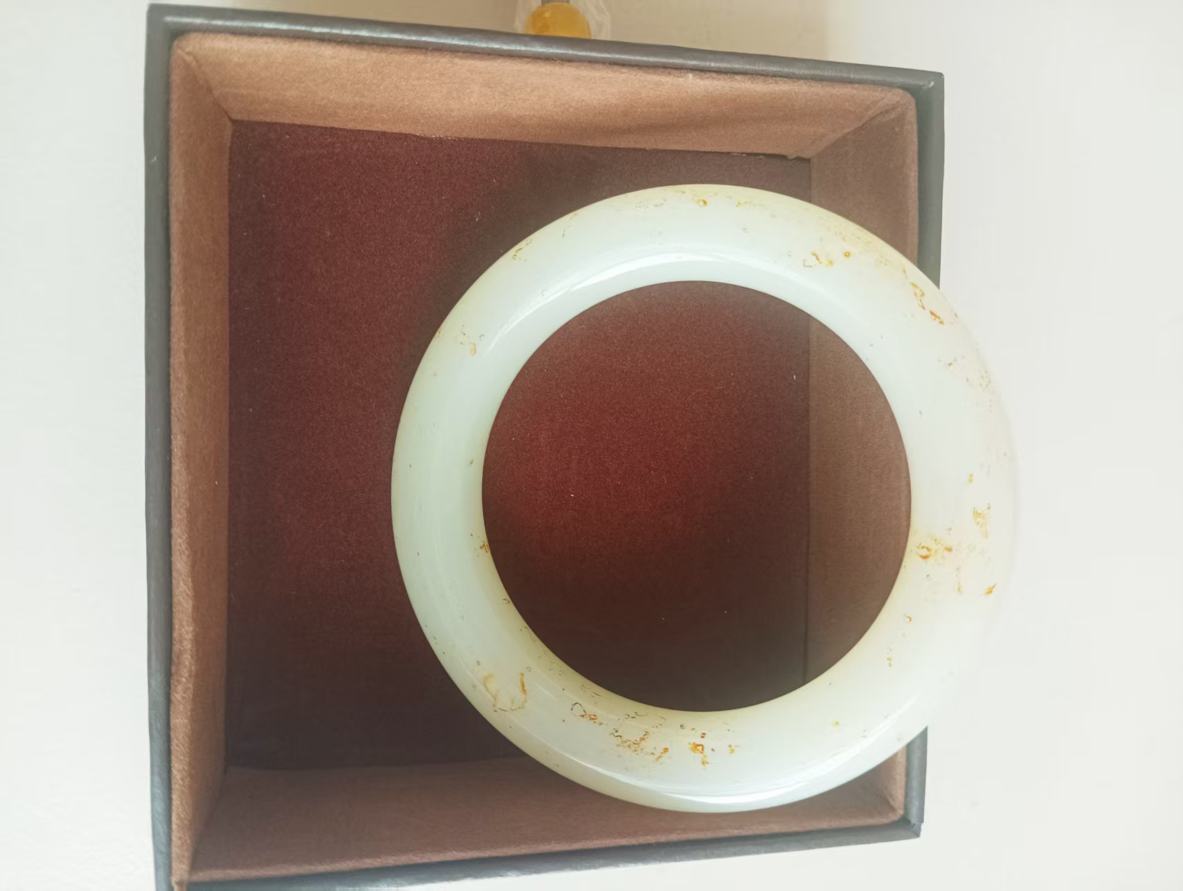 和田玉《洒金沁手镯》-嘉城艺术交易平台