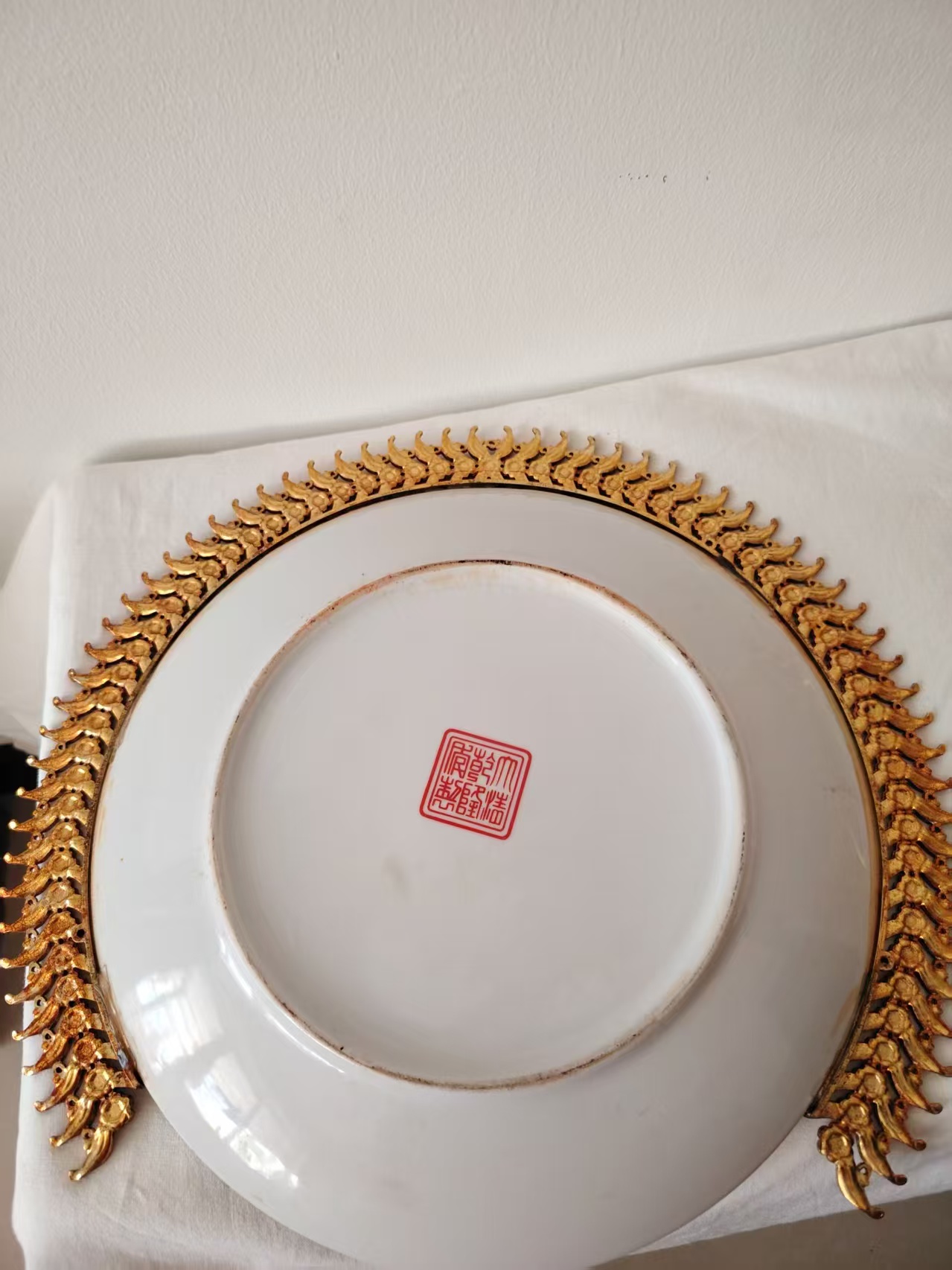 乾隆年制《珐琅彩九凤纹镶边瓷盘》