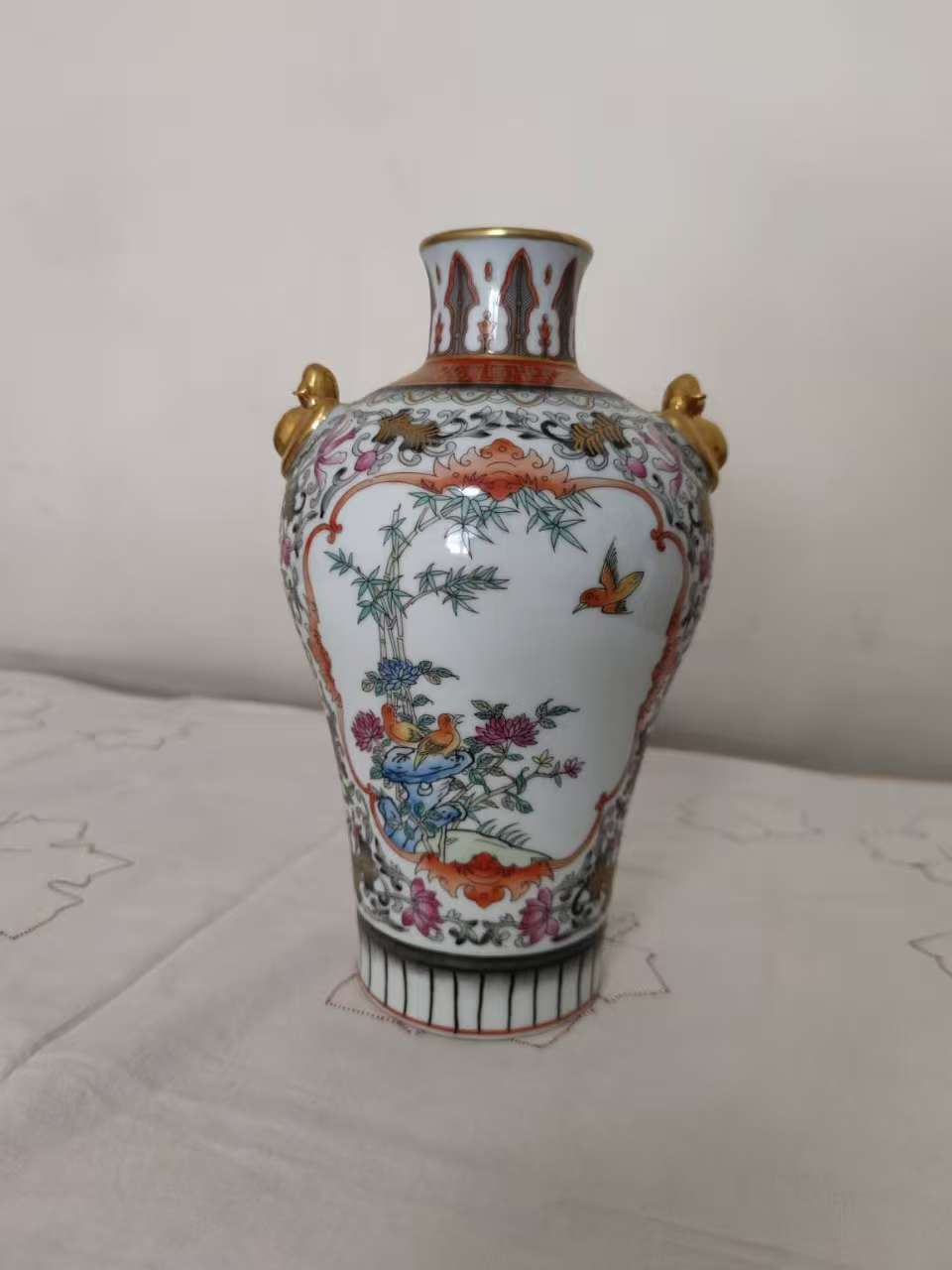 雍正年制《粉彩开光花鸟纹描金梅瓶》-嘉城艺术交易平台