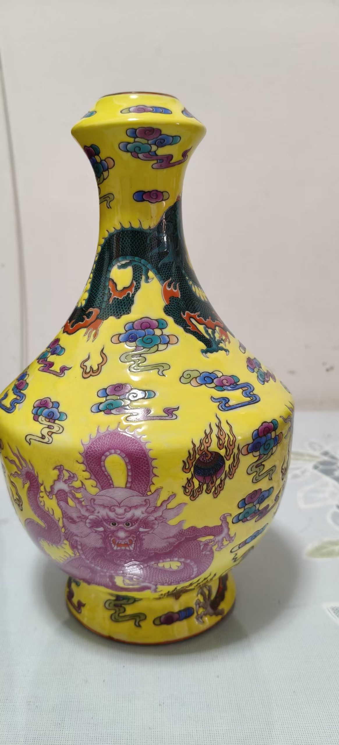 雍正年制《黄地粉彩五龙纹蒜头瓶》-嘉城艺术交易平台