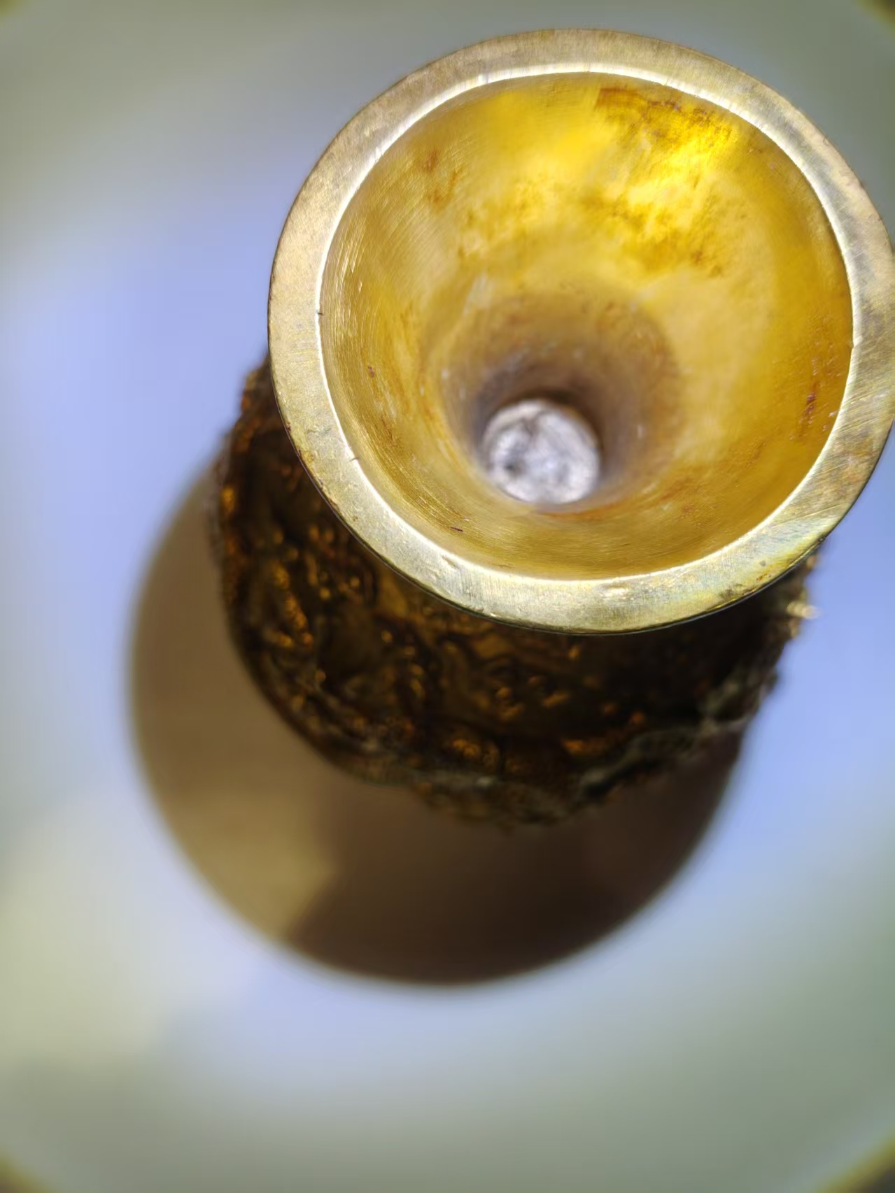 金雕刻海水龙纹杯