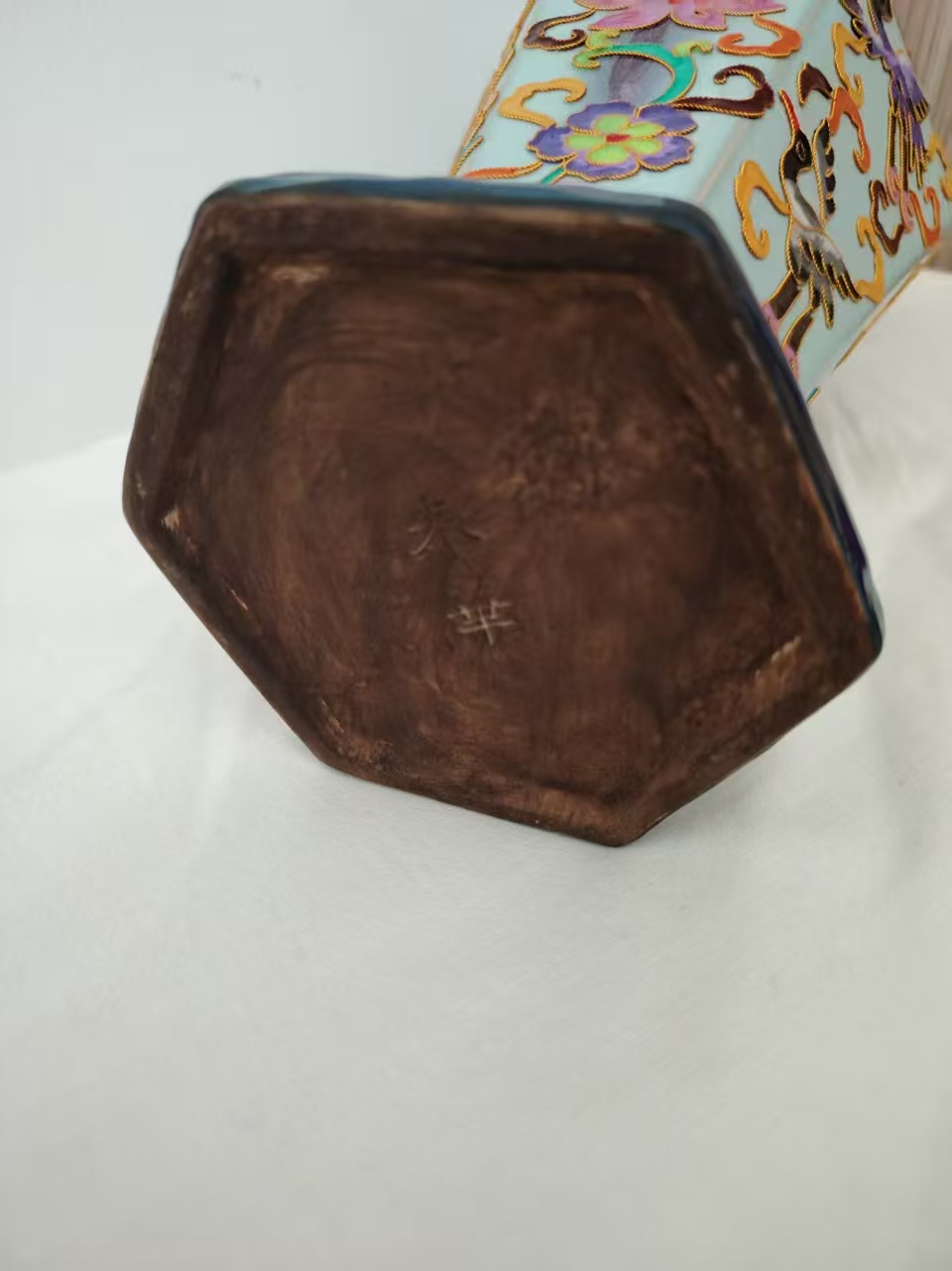 钧瓷《景泰蓝掐丝花鸟纹象耳六角瓶》奉华款