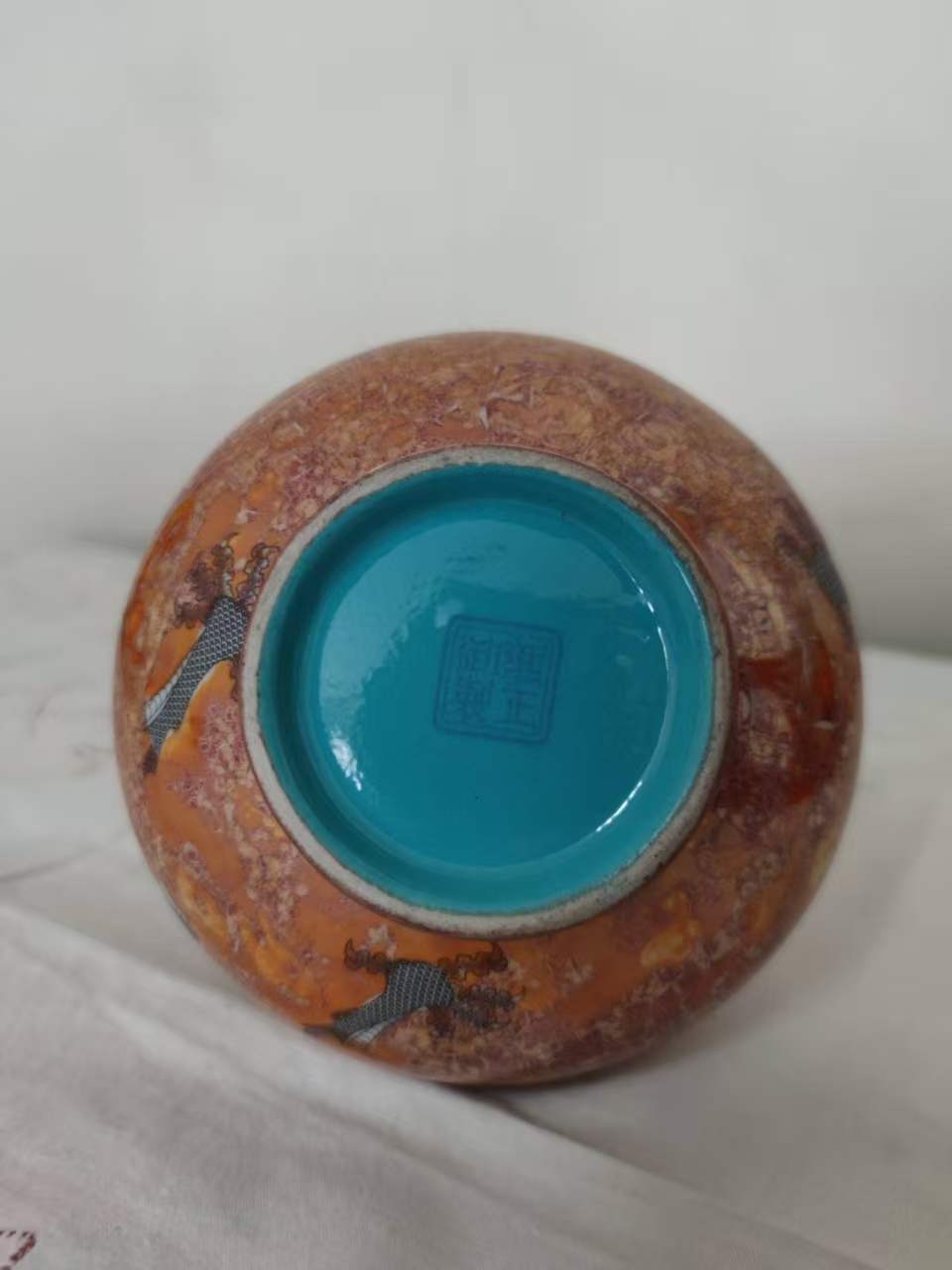 雍正年制《矾红地描金龙纹胆瓶》