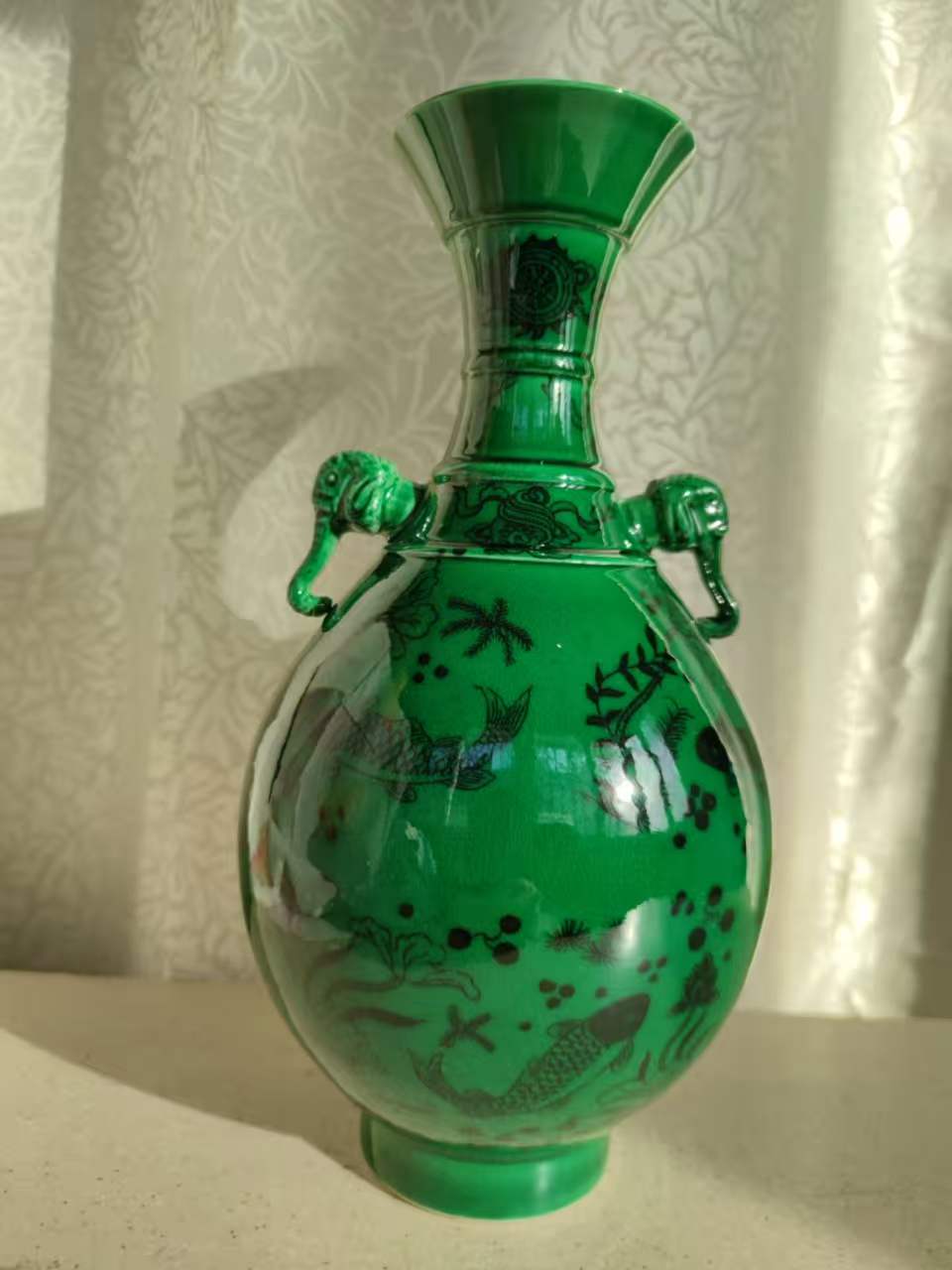 乾隆年制《翡翠绿釉墨彩鱼藻纹象耳玉壶春瓶》-嘉城艺术交易平台