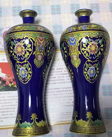 阿里-萨里汗《金石蓝珐琅美人瓶》一对-嘉城艺术交易平台