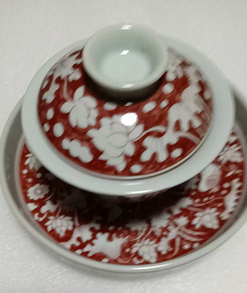 高维东《矾红地留白荷塘鸳鸯纹盖碗与托碟》-嘉城艺术交易平台