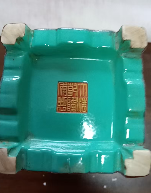 乾隆年制《红地开光人物故事纹方瓶》