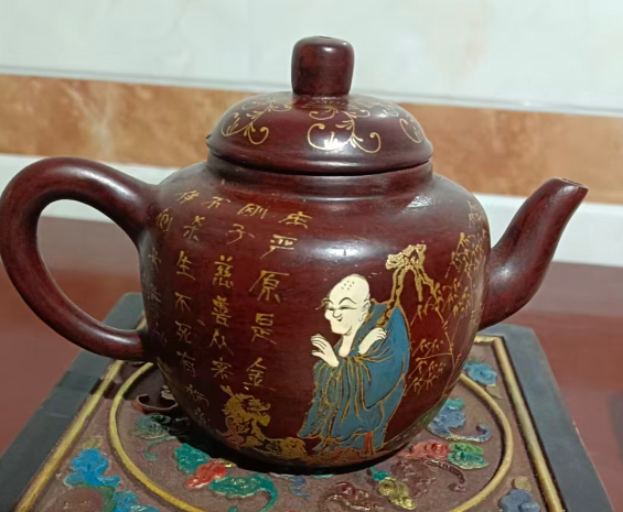 乾隆年制《人物加彩满绘描金伏虎罗汉》紫砂壶-嘉城艺术交易平台