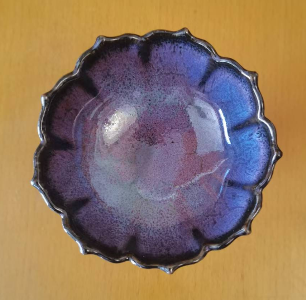 苗长强《窑变釉菱口形高足盘》