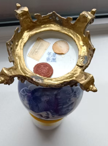 康熙年制《青花冰梅纹开窗瑞兽瓶》